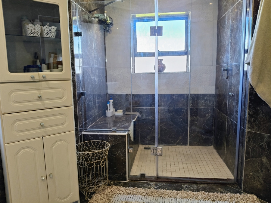 4 Bedroom Property for Sale in Wavecrest Eastern Cape